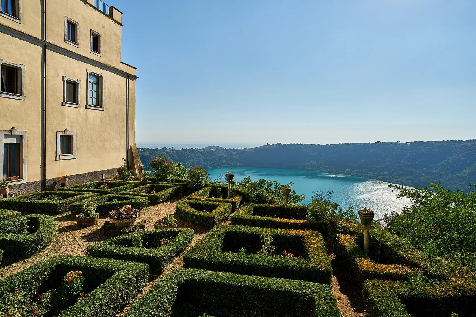 Il lago di Nemi visto dall'alto dai giardini all'italiana del borgo di Nemi