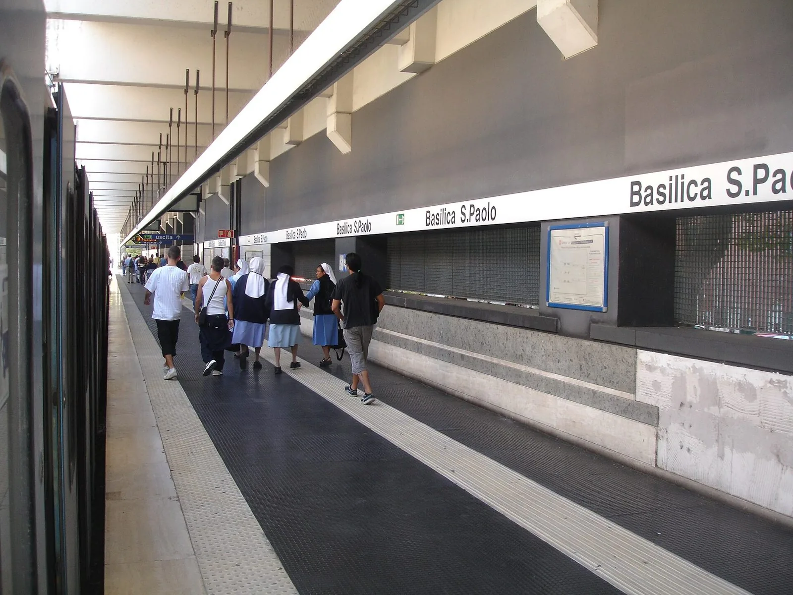 Banchina della fermata Basilica S. Paolo della Metro B di Roma con i cartelli della stazione