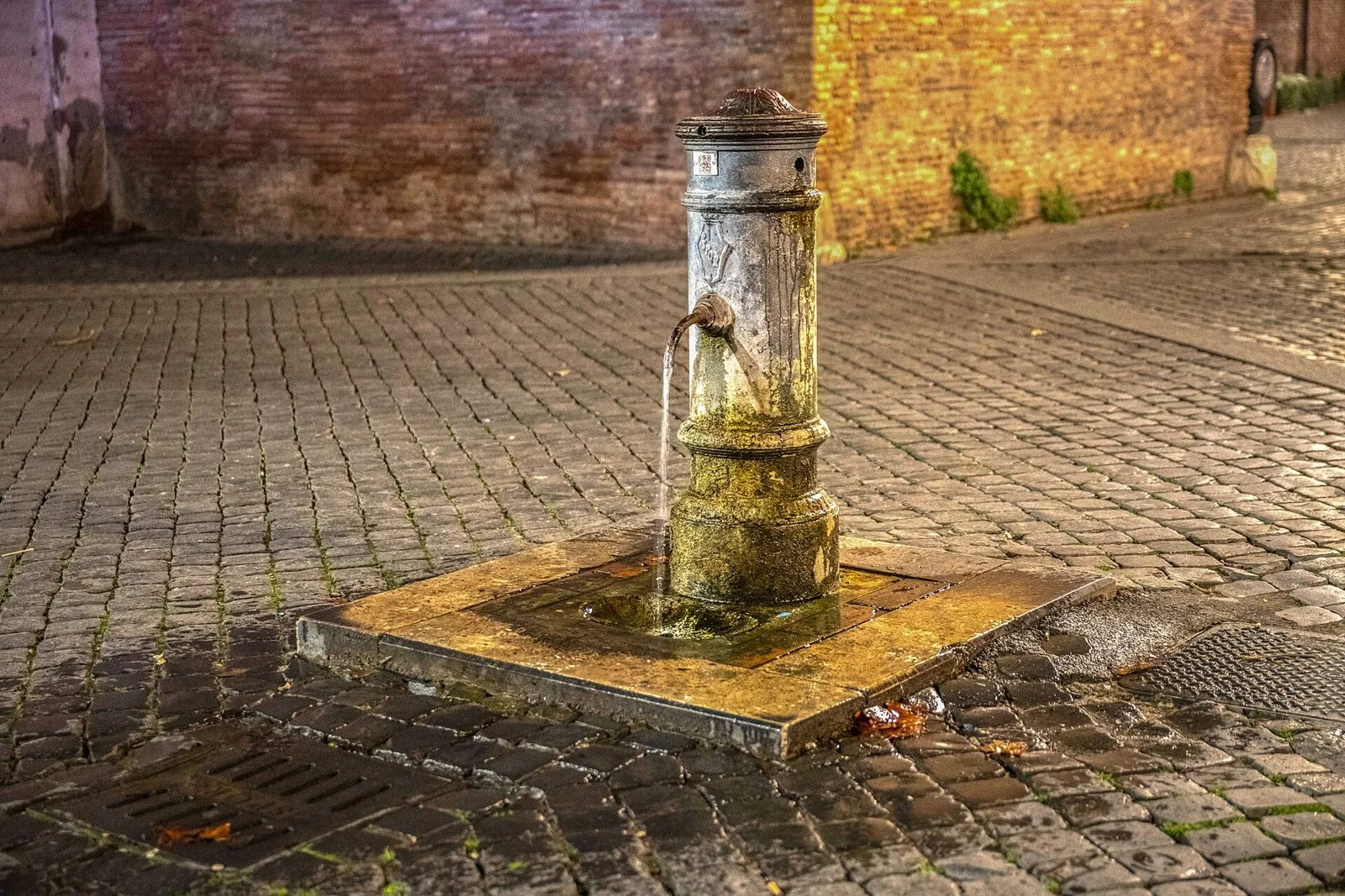 Tipica fontanella romana detta nasone su un selciato di sampietrini