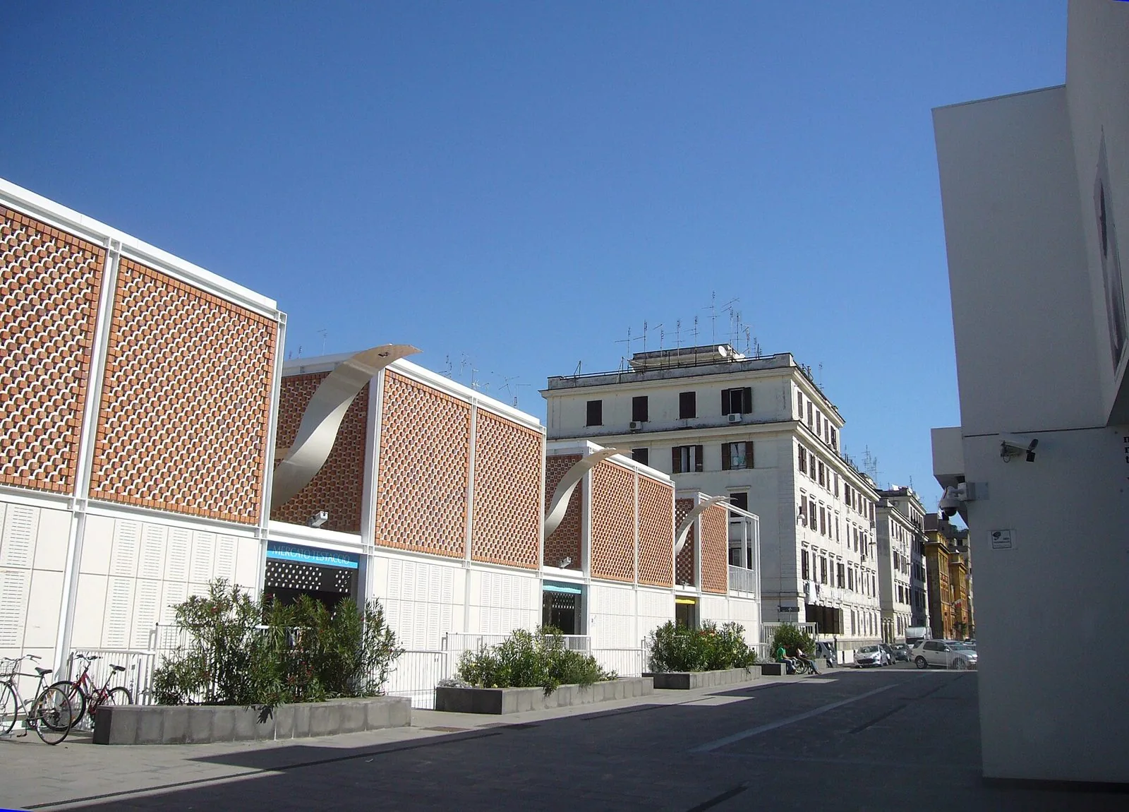Esterno del nuovo Mercato di Testaccio a Roma con le facciate in mattoni traforati