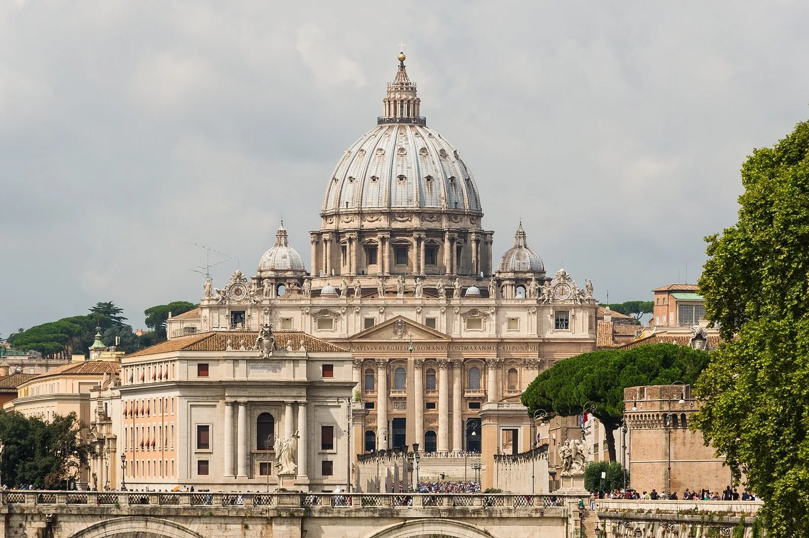 La cupola e la facciata della Basilica di San Pietro viste da Ponte Sant'Angelo